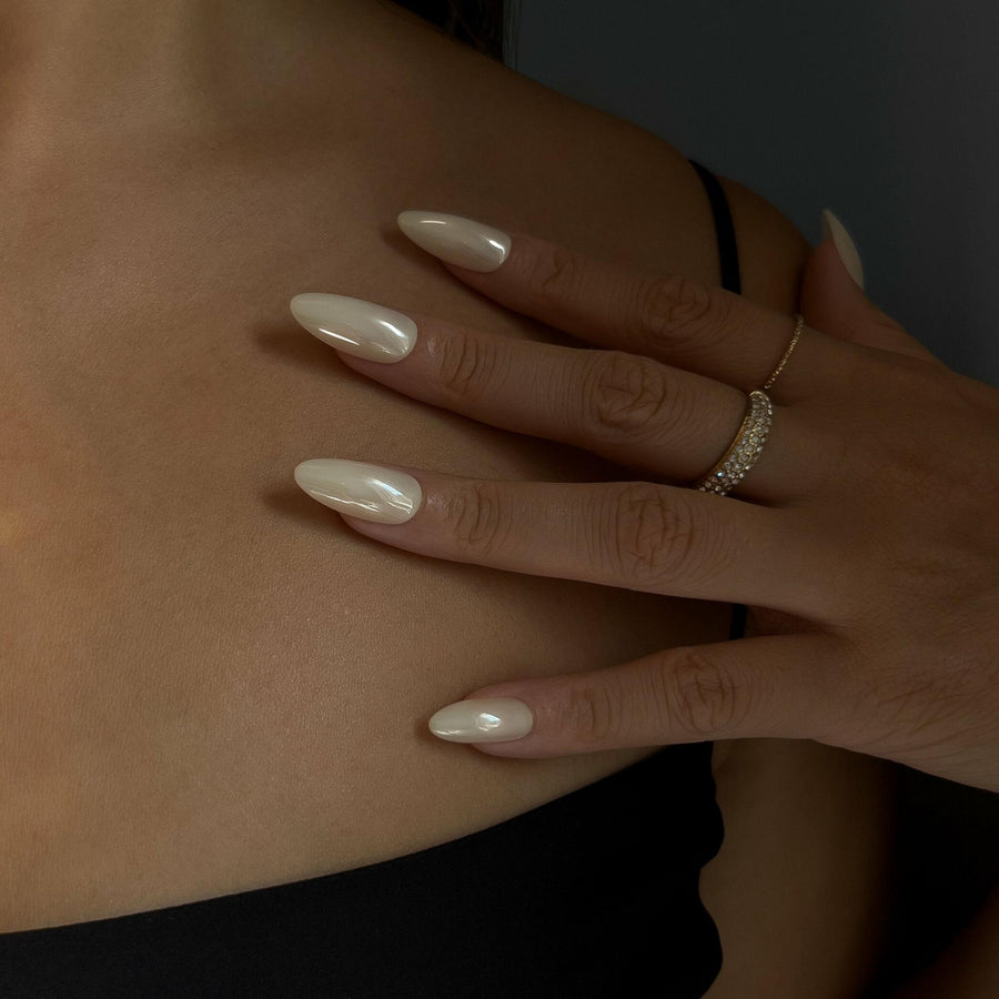 Olivia - Vanilla Chrome - Press On Nails Short Almond Natural Looking Fake Nails Frst Class Beauty Vanilla Glazed Donut