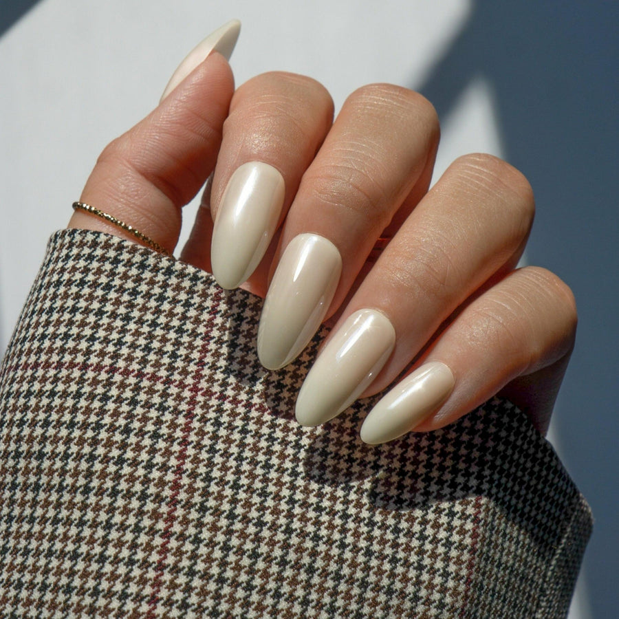 Olivia - Vanilla Chrome - Press On Nails Short Almond Natural Looking Fake Nails Frst Class Beauty